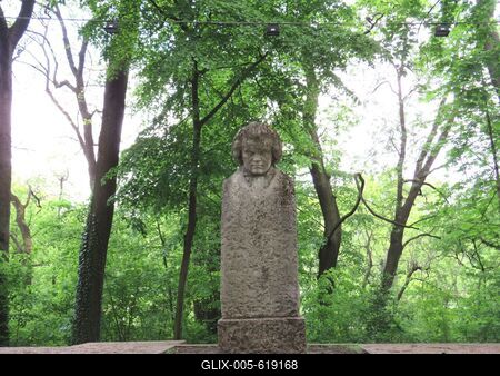 Martonv?s?r, 30 April 2017Statue of Beethoven in the park of Brunszvik Castle. Beethoven szobra a Brunszvik kast?ly parkj?ban.P?sztor J?nos 1927-ben k?sz?lt alkot?sa.-stock-foto