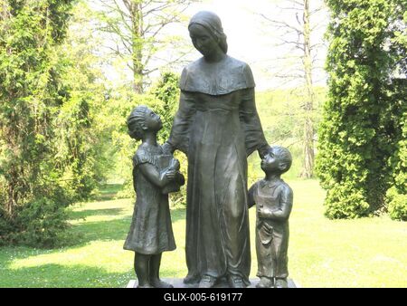 Martonv?s?r, 30 April 2017Statue of Brunszvik Ter?z in the park of Brunszvik castle.Brunszvik Ter?z (1775-1861) szobra a Brunszvik kast?ly parkj?ban. R. T?rley M?ria 2002-ben k?sz?lt alkot?sa.-stock-foto