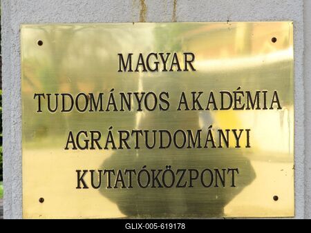 Martonv?s?r, 30 April 2017Name plate of the Agricultural Research Center of the Hungarian Academy of Sciences at the entrance to Brunszvik Castle park in Martonv?s?r.A Magyar Tudom?nyos Akad?mia Agr?rkutat? K?zpontj?nak n?vt?bl?ja a martonv?s?ri Brunszvik kast?lypark bej?rat?ban.-stock-foto