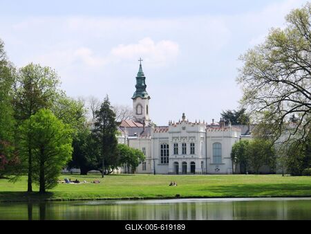 Martonv?s?r, 30 April 2017The  Brunszvik castle and its park built in baroque-neogothic style in 1785. Beethoven here has completed his Appassionata in 1806. St. Anna church tower.A Brunszvik kast?ly ?s tavas parkja barokk-neog?t st?lusban ?p?lt 1785-ben. Beethoven itt fejezte be Apassionata m?v?t 1806-ban. A Szent Anna templom tornya.-stock-foto