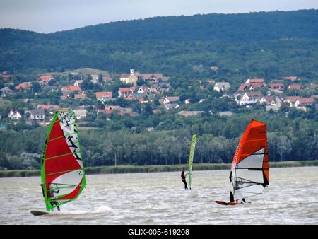 Surfers bon Velence Lake - Hungary - Sport-stock-foto