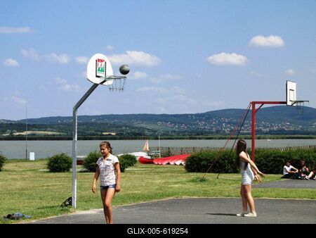 Ag?rd, 2015. j?nius 26.Kos?rlabd?z? l?nyok a Velencei-t? partj?n, Ag?rdon.-stock-foto