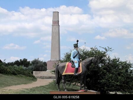 P?kozd, 2015. j?nius 26.A p?kozdi csata eml?k?re ?ll?tott obeliszk, ?s 1848-as magyar husz?r szobra az eml?km? t?v?ben.   (A szobor gipszkartonb?l k?sz?lt.)-stock-foto