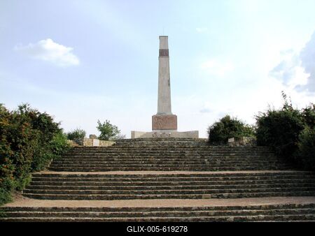 P?kozd, 2008. augusztus 28.Az 1848-as p?kozdi csata eml?k?re ?ll?tott obeliszk a Velencei-t? partj?n fekv? M?szeg-hegyen. A magyar honv?ds?g megalakul?s?t is id?zi.-stock-foto