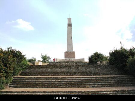 P?kozd, 2008. augusztus 28.Az 1848-as p?kozdi csata eml?k?re ?ll?tott obeliszk a Velencei-t? partj?n fekv? M?szeg-hegyen. A magyar honv?ds?g megsz?let?s?t id?zi.-stock-foto