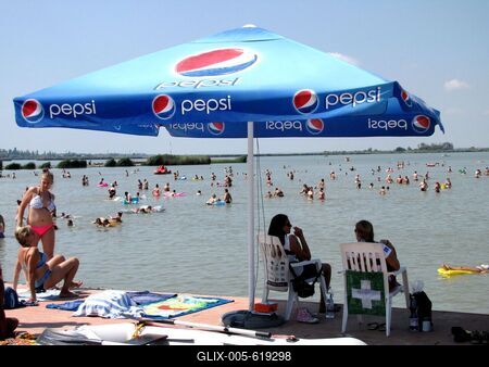 Velence, 2014. augusztus 9.Strandol?k ?s f?rd?z?k a Velencei-t?n?l, a Velence Korz? elnevez?s? ?j partszakaszon, melyet 2014 nyar?n nyitottak meg.-stock-foto