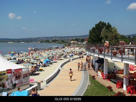 Velence, 2014. augusztus 9.Strandol?k a Velencei-t?n?l, a Velence Korz? elnevez?s? ?j partszakaszon, melyet 2014 nyar?n adtak ?t a k?z?ns?gnek.-stock-foto