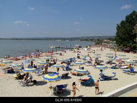 Velence, 2014. augusztus 9.Strandol?k ?s f?rd?z?k a Velencei-t?n?l, a Velence Korz? elnevez?s? ?j partszakaszon, melyet 2014 nyar?n adtak ?t a k?z?ns?gnek.-stock-foto