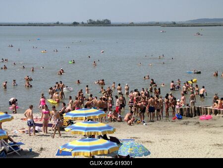 Velence, 2014. augusztus 9.Strandol?k ?s f?rd?z?k a Velencei-t?n?l, a Velence Korz? elnevez?s? ?j partszakaszon, melyet 2014 nyar?n adtak ?t a k?z?ns?gnek.-stock-foto