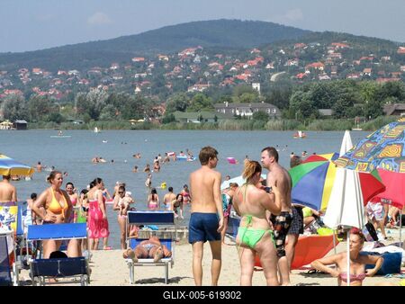 Velence, 2014. augusztus 9.Strandol?k a Velencei-t? partj?n, a Velence Korz? elnevez?s? ?j partszakasz?n, melyet 2014 nyar?n nyitottak meg. H?tt?rben a sukor?i domboldal.-stock-foto