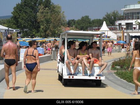 Velence, 2014. augusztus 9.Mikrobusszal utaz? strandol?k F?rd?z?k a Velencei-t?n?l, a Velence Korz? nev? ?j partszakaszon.-stock-foto