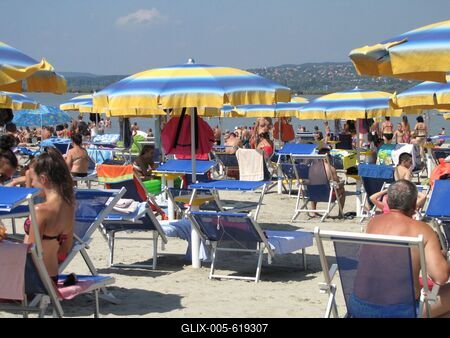 Velence, 2014. augusztus 9.Strandol?k a Velencei-t? partj?n, a k?z?ns?g el?tt ?jonnan magnyitott Velencei Korz? nev? partszakaszon.-stock-foto