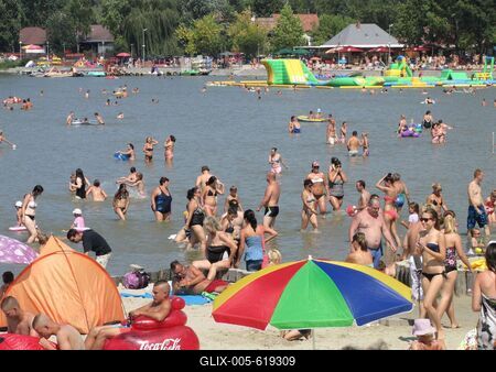 Velence, 2014. augusztus 9.Strandol?k a Velencei-t? partj?n, a Velence Korz? elnevez?s? ?j partszakasz?n, melyet 2014 nyar?n nyitottak meg.-stock-foto