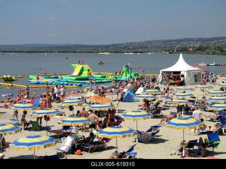 Velence, 2014. augusztus 9.Strandol?k ?s f?rd?z?k a Velencei-t?n?l, a Velence Korz? elnevez?s? ?j partszakaszon, melyet 2014 nyar?n adtak ?t a k?z?ns?gnek.-stock-foto