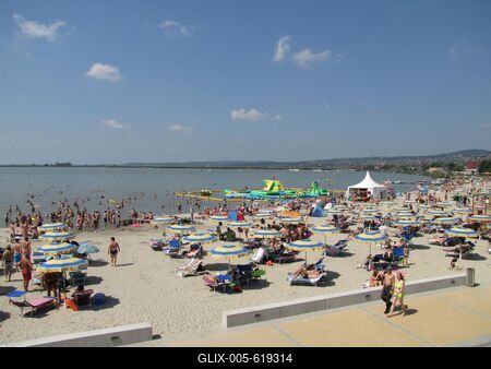 Velence, 2014. augusztus 9.Strandol?k ?s f?rd?z?k a Velencei-t?n?l, a Velence Korz? elnevez?s? ?j partszakaszon, melyet 2014 nyar?n adtak ?t a k?z?ns?gnek.-stock-foto