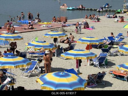 Velence, 2014. augusztus 9.Strandol?k ?s f?rd?z?k a Velencei-t?n?l, a Velence Korz? elnevez?s? ?j partszakaszon, melyet 2014 nyar?n adtak ?t a k?z?ns?gnek.-stock-foto