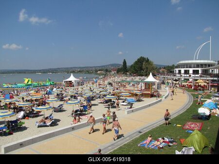 Velence, 2014. augusztus 9.Strandol?k a Velencei-t? partj?n, a Velence Korz? elnevez?s? ?j partszakaszon, melyet 2014 nyar?n adtak ?t a k?z?ns?gnek.-stock-foto