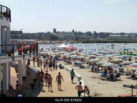 Velence, 2014. augusztus 9.Strandol?k ?s f?rd?z?k a Velencei-t?n?l, a Velence Korz? elnevez?s? ?j partszakaszon, melyet 2014 nyar?n adtak ?t a k?z?ns?gnek.-stock-foto