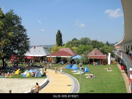 Velence, 2014. augusztus 9.Strandol?k ?s b?f?k a Velencei-t?n?l, a Velence Korz? elnevez?s? ?j partszakaszon, melyet 2014 nyar?n adtak ?t a k?z?ns?gnek.-stock-foto