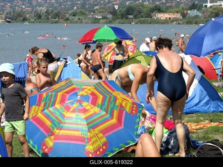 Velence, 2014. augusztus 9.Strandol? gyerekek ?s feln?ttek a Velencei-t? partj?n, a k?z?ns?g el?tt ?jonnan magnyitott Velencei Korz? nev? partszakaszon.-stock-foto