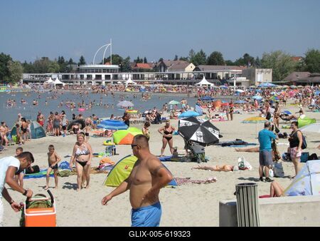 Velence, 2014. augusztus 9.Strandol?k a Velencei-t? partj?n, a Velence Korz? elnevez?s? ?j partszakaszon, melyet 2014 nyar?n nyitottak meg.-stock-foto