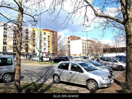 Duna?jv?ros, 2009. m?rcius 22.Duna?jv?rosi lak?h?zak ?s parkol?k a D?zsa Gy?rgy ?ton.-stock-foto