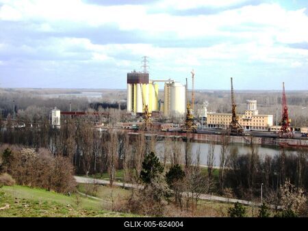 Dunaújváros - Hungary - Dunaferr port - Industry-stock-foto