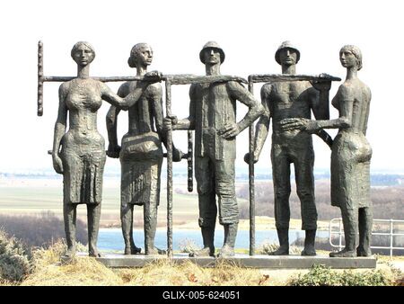 Reapers' statue - Dunaújváros - Hungary - Danube-stock-foto