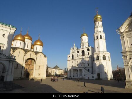 D?m t?r - Kreml Nagy Iv?n harangrorony ?s Uszpenszkij sz?kesegyh?z-stock-foto
