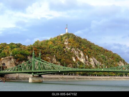 Budapest - Gellért Hill - Liberty statue - Liberty Bridge - Danube-stock-foto