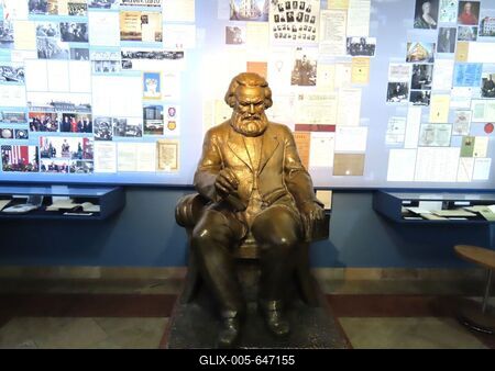 The statue of Károly Marx, philosopher, economist, creator of scientific socialism - Budapst - Corvinus University-stock-foto