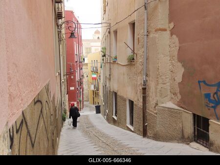 Alley in the old town of Cagliari - Sardinia - Italy-stock-foto
