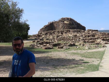 Barumini - A tour guide presents the history of the Nuraghi fortress 1500-500 BC - Sardinia - Italy-stock-foto