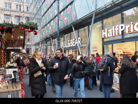 Tourists at the Budapest downtown traditional Christmas market-stock-foto