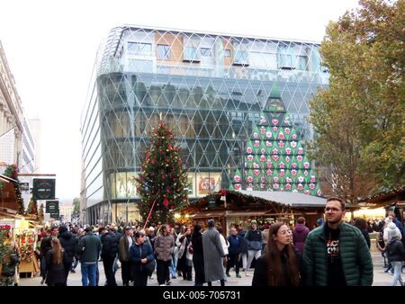 Tourists at the traditional Cristmas market in Budapest-stock-foto