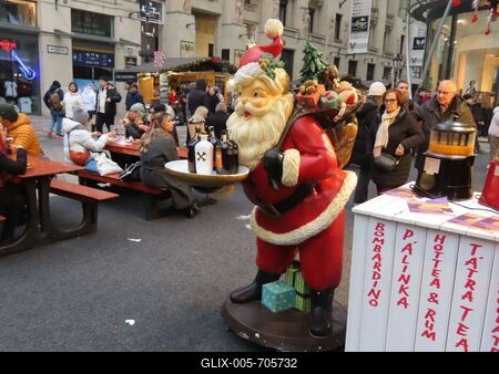 Santa Claus figure - Chirstmas market - Budapest - Tradition-stock-foto