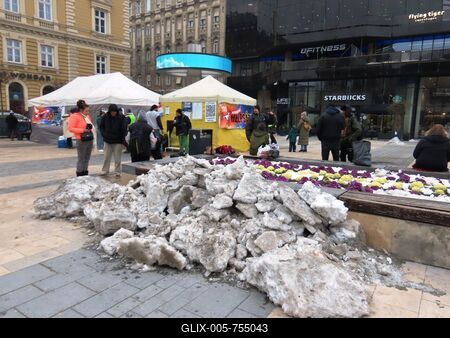 Help tent in the Harsch winter providing warmth to people in need - Budapest-stock-foto