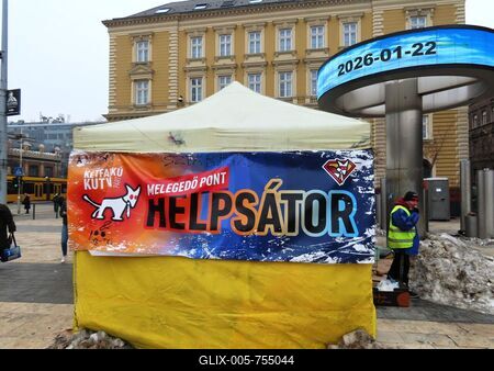 Help tent in Budapest prviding warmth in the Harsch winter to People in Need-stock-foto