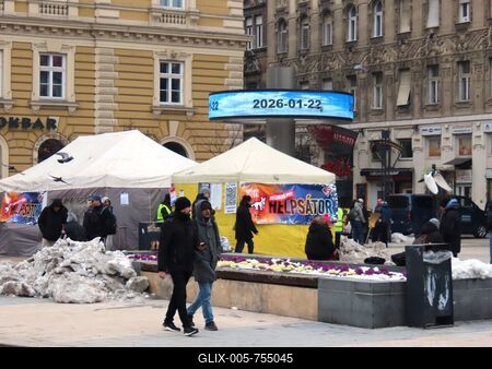 Help tent in the Hatsch winter providing warmth - Budapest - People in need-stock-foto