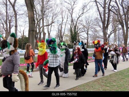 People wearing cheerful animal figure masks at the Vivicittá event on Mrgaret Island - Budapest-stock-foto