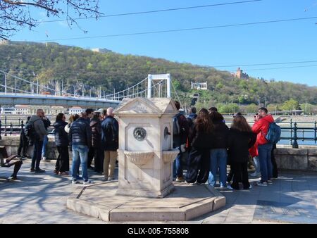 Budapest - Foreign tourists - River Danuve - Patőfi fountain-stock-foto