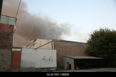 Használaton kívüli épület gyulladt ki Budapesten-stock-foto