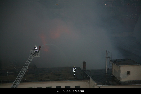 Használaton kívüli épület gyulladt ki Budapesten-stock-foto