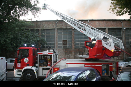 Használaton kívüli épület gyulladt ki Budapesten-stock-foto