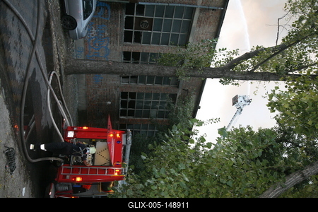 Használaton kívüli épület gyulladt ki Budapesten-stock-foto