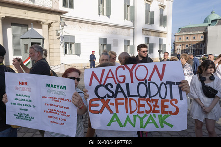 Hungarian mothers protest in Budapest-stock-foto
