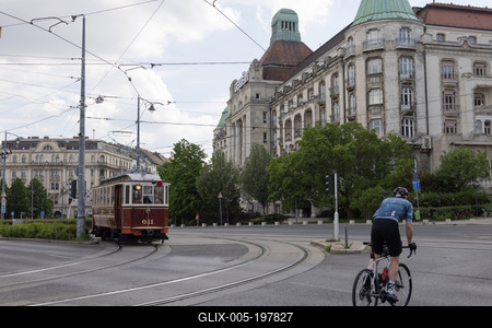 Historic tram in Budapest-stock-foto