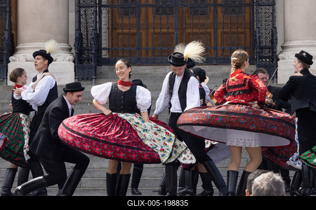 State Folk Ensemble dance in front of Parliament in Budapest-stock-foto