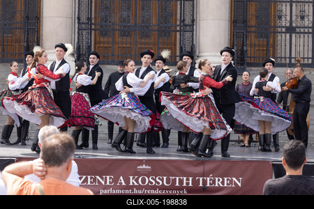 State Folk Ensemble dance in front of Parliament in Budapest-stock-foto