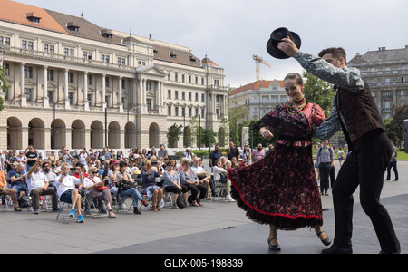 State Folk Ensemble dance in front of Parliament in Budapest-stock-foto